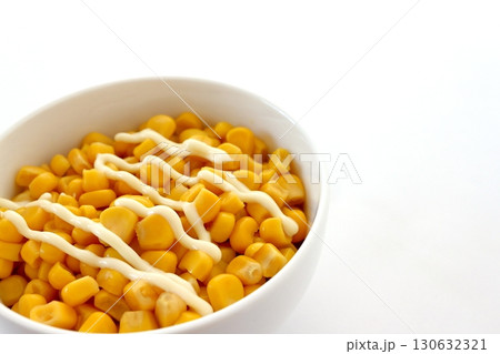 白背景のコーンマヨネーズ 130632321