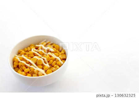 白背景のコーンマヨネーズ 130632325
