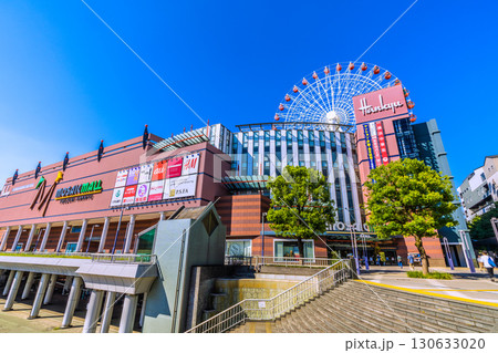 日本の横浜都市景観9月8日。センター北駅前、都築阪急の観覧車などを望む 130633020