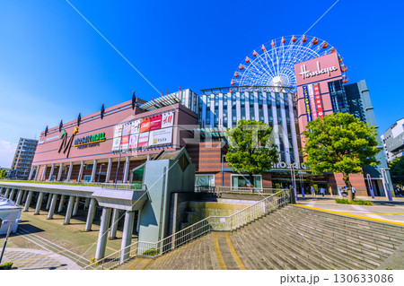 日本の横浜都市景観9月8日。センター北駅前、都築阪急の観覧車などを望む 130633086