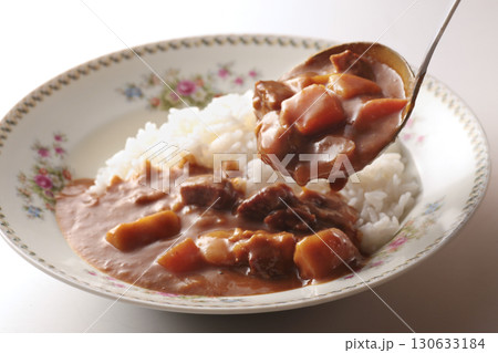 日本の昭和っぽい花柄の器に盛った普通のカレーライス 日本の昭和っぽい花柄の器に盛った普通のカレーライス 130633184