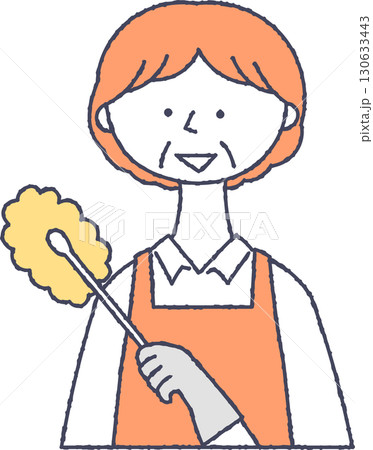 ハンディモップを持つシニア女性 130633443