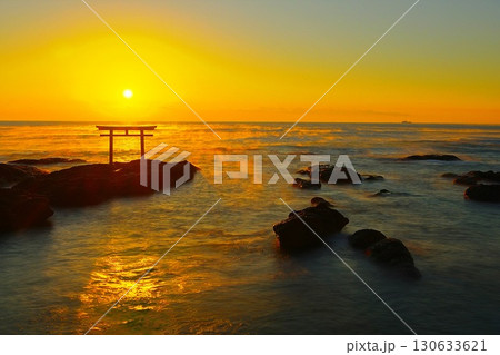 大洗磯前神社神磯の鳥居と穏やかな海原から昇る朝日の風景 Ver6 大洗磯前神社神磯の鳥居と穏やかな海原から昇る朝日の風景 Ver6 130633621