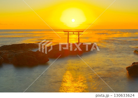 大洗磯前神社神磯の鳥居と穏やかな海原から昇る朝日の風景　Ver3 130633624