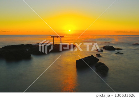 大洗磯前神社神磯の鳥居と穏やかな海原から昇る朝日の風景 Ver1 大洗磯前神社神磯の鳥居と穏やかな海原から昇る朝日の風景 Ver1 130633626