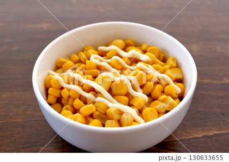 テーブル背景のコーンマヨネーズ 130633655