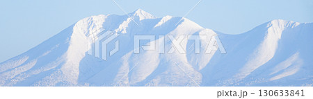 冬の北海道美瑛の丘から見た十勝岳連峰オプタテシケ山 冬の北海道美瑛の丘から見た十勝岳連峰オプタテシケ山 130633841