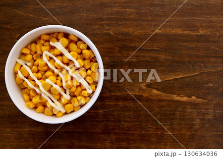 真上から見たテーブル背景のコーンマヨネーズ 130634036