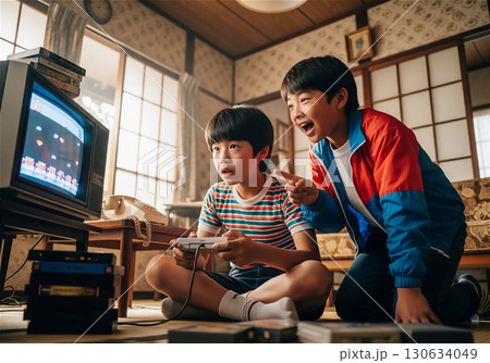 昭和ノスタルジー:楽し気にテレビゲームを楽しむ昭和時代の小学生たち 昭和ノスタルジー:楽し気にテレビゲームを楽しむ昭和時代の小学生たち 130634049