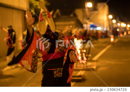 編み笠を被り端縫い着物で踊る女性 西馬音内盆踊り2025年 秋田県 編み笠を被り端縫い着物で踊る女性 西馬音内盆踊り2025年 秋田県 130634720