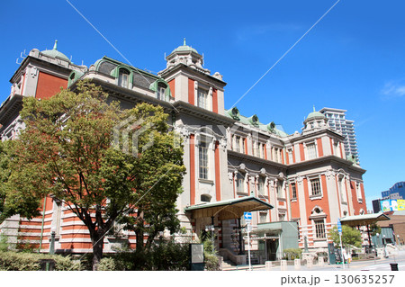 大阪中央公会堂と青空 130635257
