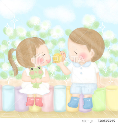 梅雨の晴れ間 アナベルの花の前でお話しする子供たち 130635345