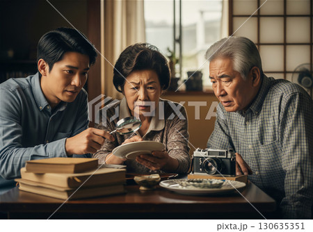 訪問者と高齢者:古物商の話を聞く高齢者 訪問者と高齢者:古物商の話を聞く高齢者 130635351