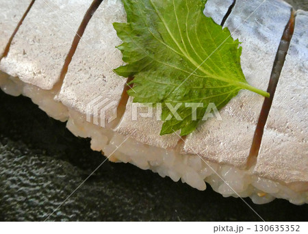 脂が乗って、程よい酸味と甘みを感じる、さばの棒寿司の写真 130635352