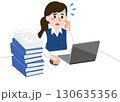 書類の山に焦るビジネスパーソン　女性 130635356