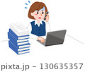 書類の山に焦るビジネスパーソン　女性 130635357