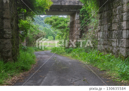 京都府木津川市の里山の風景が広がる山背古道 京都府木津川市の里山の風景が広がる山背古道 130635584