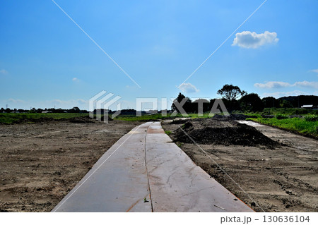 河川敷整備の重機用仮設鉄板道路 130636104