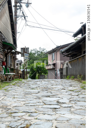 暗峠の石畳の道のある風景 130636541