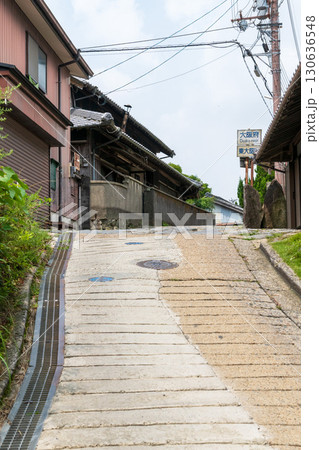 奈良県側から暗峠へ至る最後の上り坂のある風景 130636548