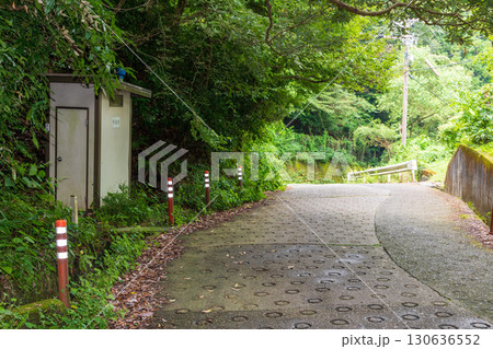 暗峠の急坂の途中にある便所のある風景 130636552