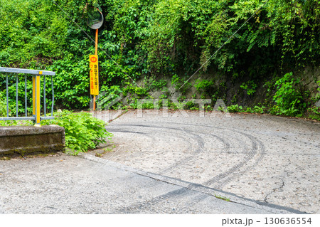 暗峠の中で最もタイヤ痕が多い急カーブ急傾斜の坂 130636554