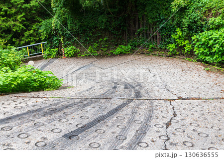 暗峠の中で最もタイヤ痕が多い急カーブ急傾斜の坂 130636555