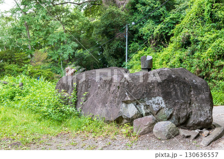 暗峠の麓付近にある巨石のある風景 130636557