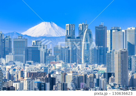 都心の街並み景にそびえる富士山 130636623
