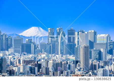 都心の街並み景にそびえる富士山 130636625