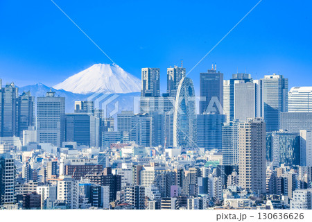 都心の街並み景にそびえる富士山 130636626