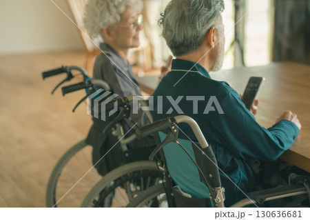 高齢者施設の入居者 高齢者施設の入居者 130636681