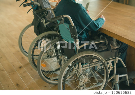 高齢者施設の入居者 130636682