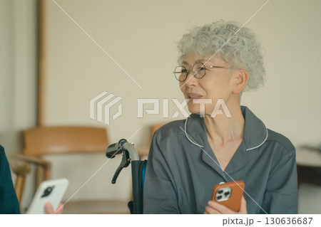 高齢者施設の入居者 高齢者施設の入居者 130636687