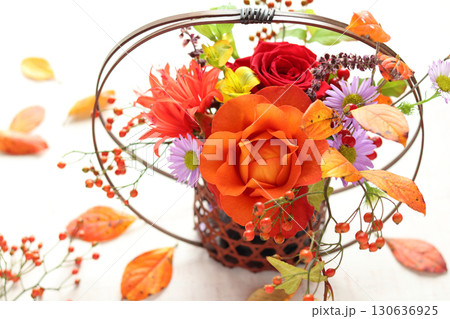 竹の花器に生けた秋アレンジ 130636925