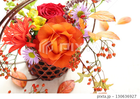 竹の花器に生けた秋アレンジ 130636927