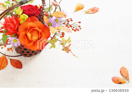 竹の花器に生けた秋アレンジ 130636930