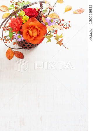 竹の花器に生けた秋アレンジ 130636933