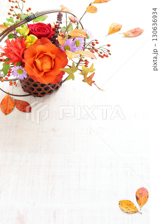 竹の花器に生けた秋アレンジ 竹の花器に生けた秋アレンジ 130636934