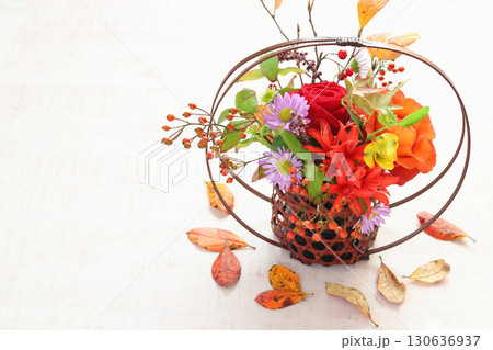 竹の花器に生けた秋アレンジ 130636937