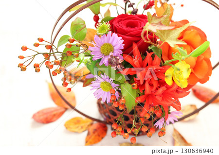 竹の花器に生けた秋アレンジ 竹の花器に生けた秋アレンジ 130636940