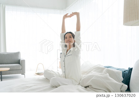 起きてストレッチをするパジャマの女性 起きてストレッチをするパジャマの女性 130637020