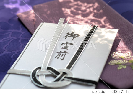 日本の仏事に使われて仏様に供えられるご香典 130637113