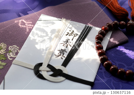 日本の仏事に使われて仏様に供えられるご香典 日本の仏事に使われて仏様に供えられるご香典 130637116