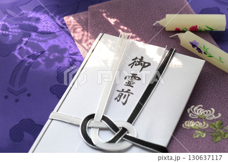 日本の仏事に使われて仏様に供えられるご香典 130637117