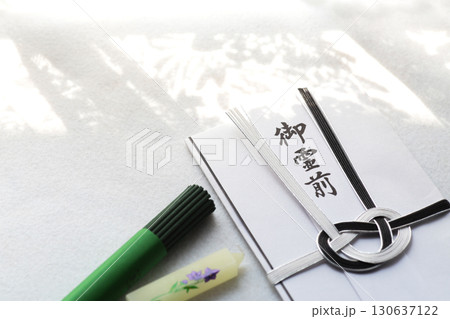 日本の仏事に使われて仏様に供えられるご香典 日本の仏事に使われて仏様に供えられるご香典 130637122