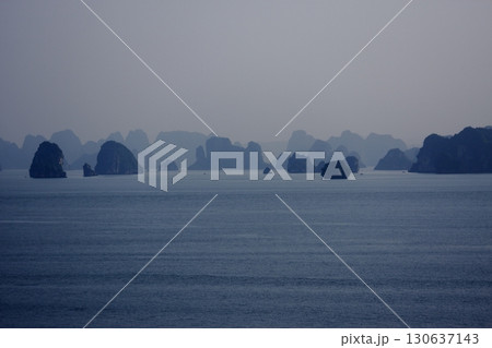 霞がかかり水墨画のようになったハロン湾の奇岩 霞がかかり水墨画のようになったハロン湾の奇岩 130637143