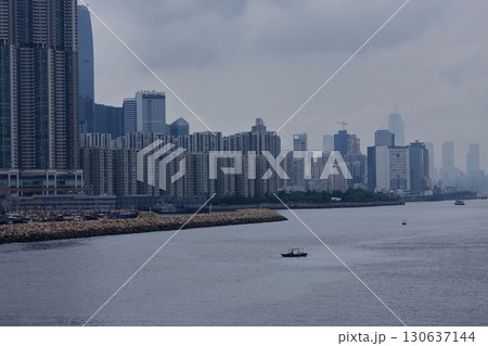 霞がかかった香港ビクトリアハーバーの建物群 130637144
