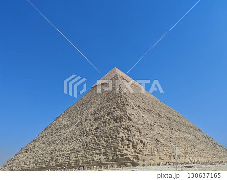 エジプトのギザ砂漠にあるクフのピラミッドと真っ青な空です。 130637165
