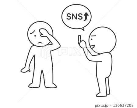 無断でSNS投稿する顧客のイラスト　カスタマーハラスメントを表すシンプルな棒人間の線画ベクター素材 130637208